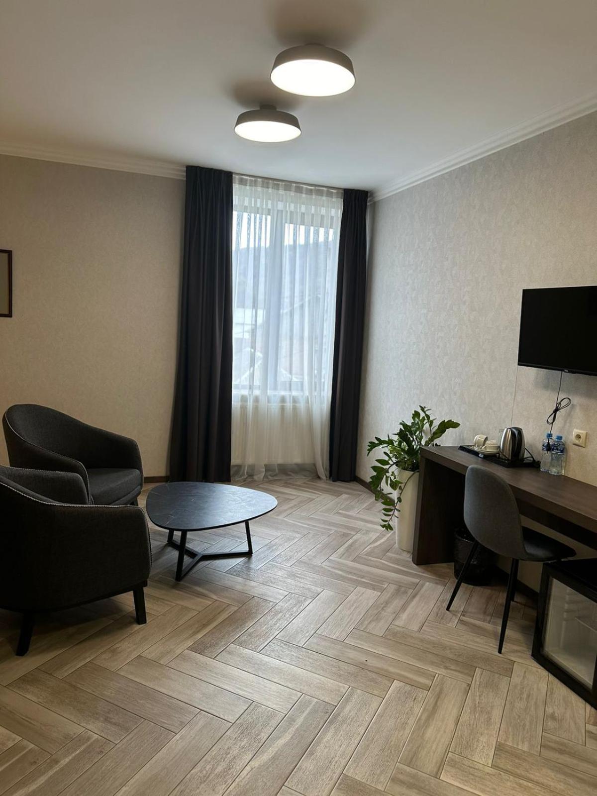 Hotel Old Wall ティビリシ エクステリア 写真